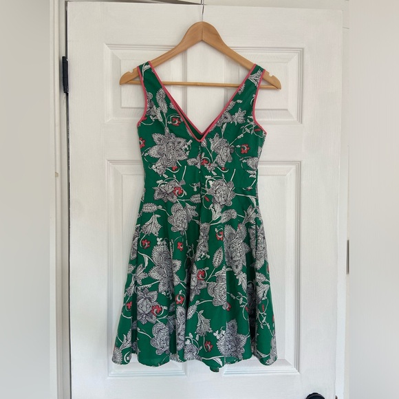 Boden Dress size 2p vibrant Kelly green with pink lining. Worn once for an event - Picture 2 of 4